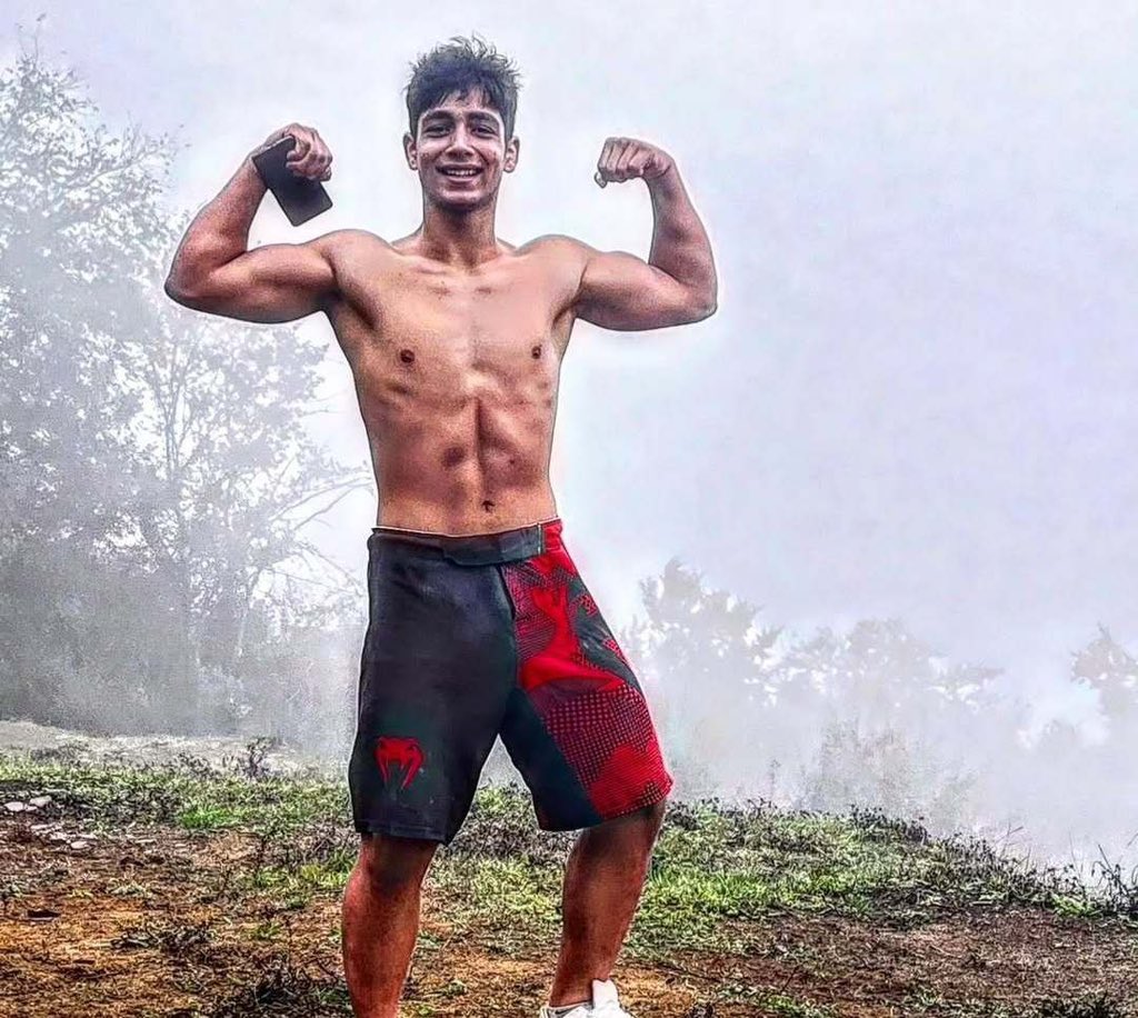 bisangar_IR's tweet image. #امیرارسلان_حسین‌آباد، نوجوان ۱۵ ساله قهرمان MMA از شهر اراک، روز ۱۰ دی بازداشت شده و از آن زمان هیچ خبر دقیقی از وضعیت او منتشر نشده است.
اطلاع رسمی و قطعی درباره محل نگهداری‌اش اعلام نشده، اما گزارش‌ها حاکی است که به احتمال زیاد در زندان اراک نگهداری می‌شود.
#از_بازداشتیها_بگو