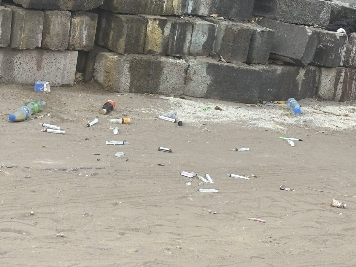 ⚠️🛑Alerte Sanitaire
À côté de l’hôpital Fann et en face de la pharmacie AIMÉ CESAIRE, en pleine rue : des déchets biologiques (seringues usagées + bouteille contenant du sang abandonnées à même le sol.) 

C’est un risque biologique majeur (VIH, hépatites…), surtout dans une