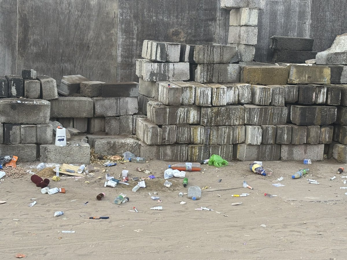 OmgitsFama's tweet photo. ⚠️🛑Alerte Sanitaire
À côté de l’hôpital Fann et en face de la pharmacie AIMÉ CESAIRE, en pleine rue : des déchets biologiques (seringues usagées + bouteille contenant du sang abandonnées à même le sol.) 

C’est un risque biologique majeur (VIH, hépatites…), surtout dans une zone de passage public.
Intervention urgente des autorités sanitaires nécessaire.