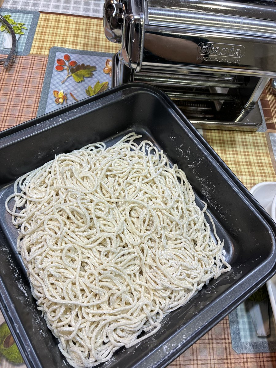 upajapon's tweet photo. そういえば、ちょっと前から手打ちラーメン作り始めました。アルジェリアの重曹入れたアルジェリアの粉で麺を打ちます。スープは鶏ガラ。 https://t.co/csiXiTR4fk