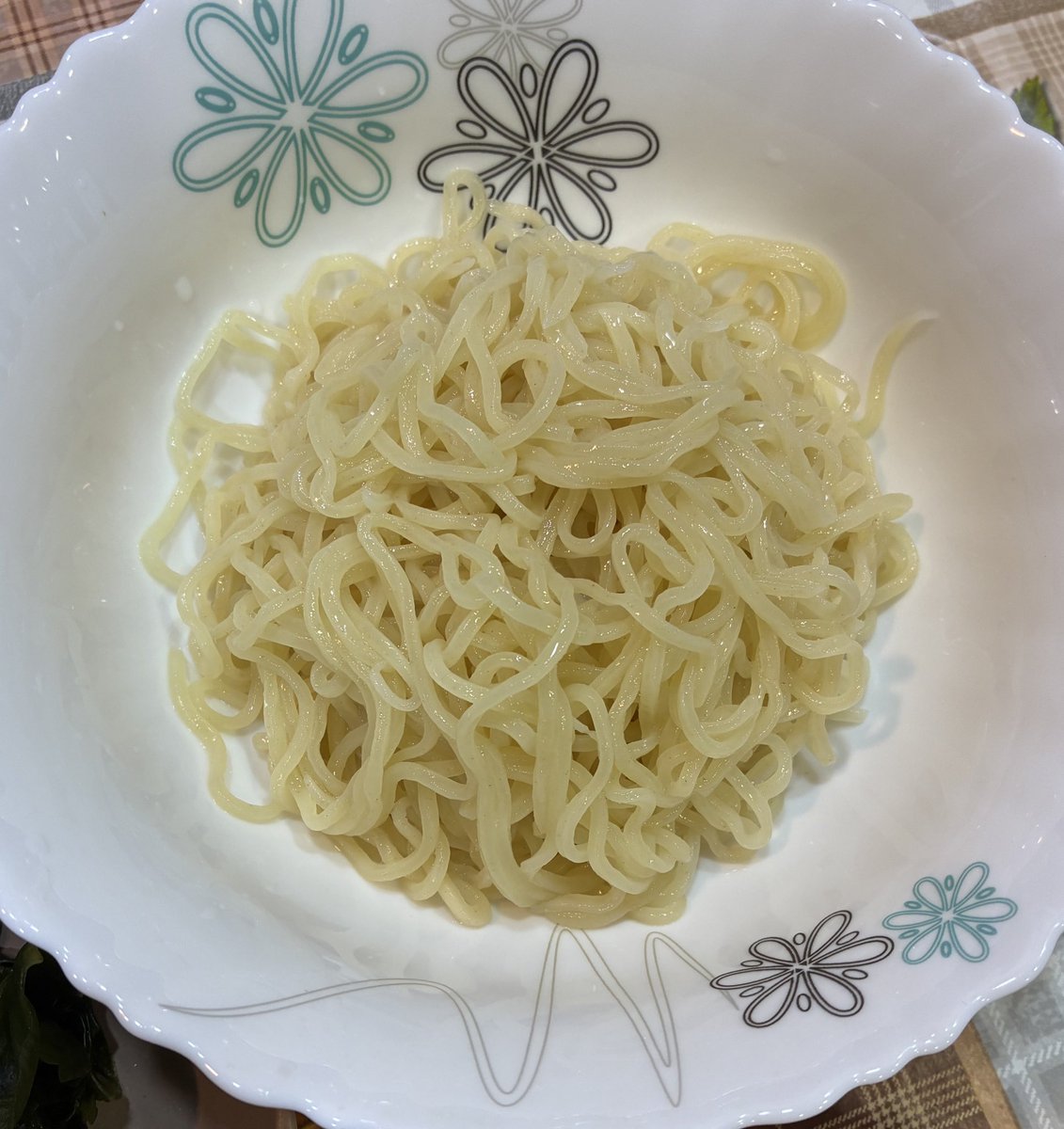 upajapon's tweet photo. そういえば、ちょっと前から手打ちラーメン作り始めました。アルジェリアの重曹入れたアルジェリアの粉で麺を打ちます。スープは鶏ガラ。 https://t.co/csiXiTR4fk