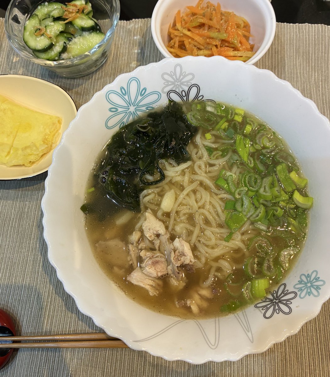 upajapon's tweet photo. そういえば、ちょっと前から手打ちラーメン作り始めました。アルジェリアの重曹入れたアルジェリアの粉で麺を打ちます。スープは鶏ガラ。 https://t.co/csiXiTR4fk