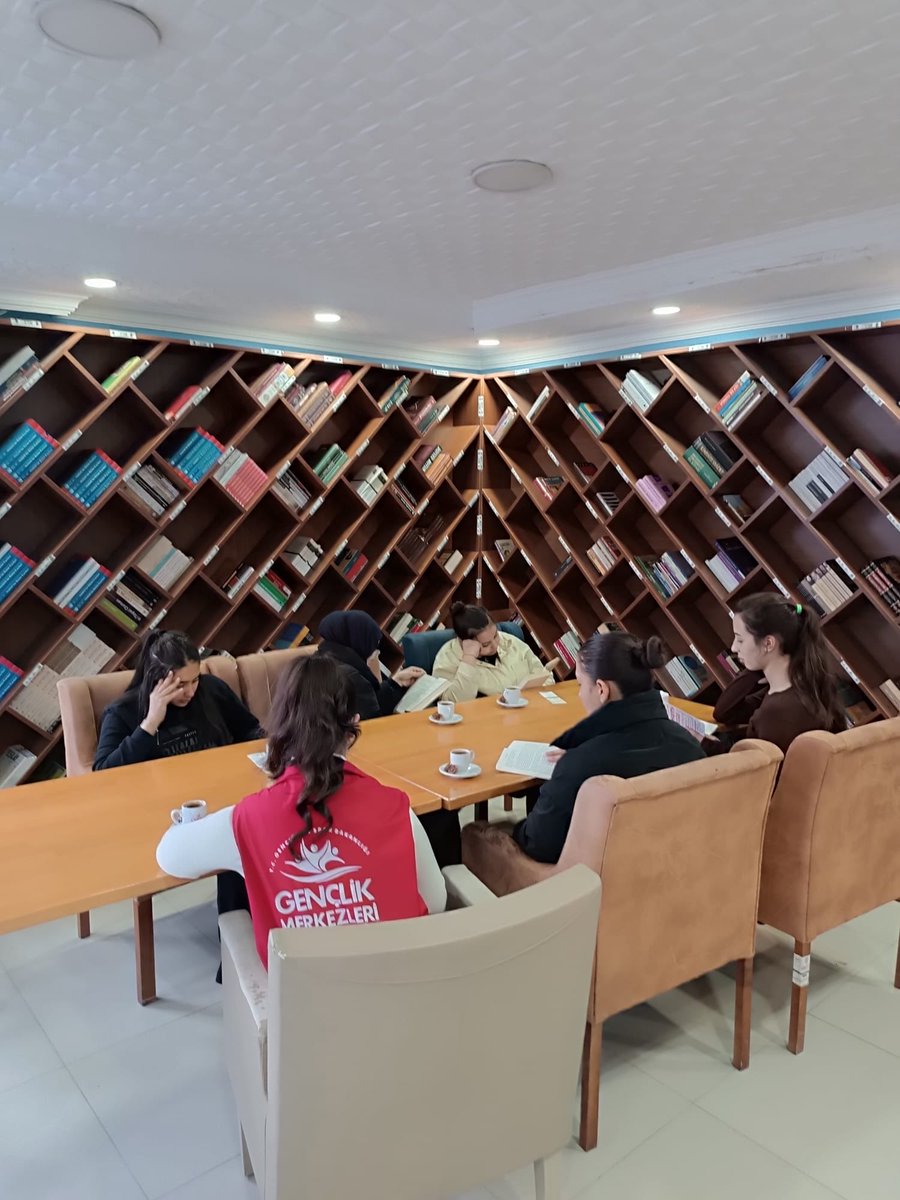 GSB_CeritGM's tweet photo. "Bir kitap, bir kahve ve bitmek bilmeyen bir öğrenme tutkusu... ☕📖 Bugün sayfaların arasında kaybolduk. Kelimelerin gücüyle birleşiyor, okudukça büyüyoruz. Her kitap yeni bir dünya, her sayfa yeni bir ufuk! ✨"

#ÇaglayanceritGenclikMerkezi
#GSBGM https://t.co/by79sK5slN
