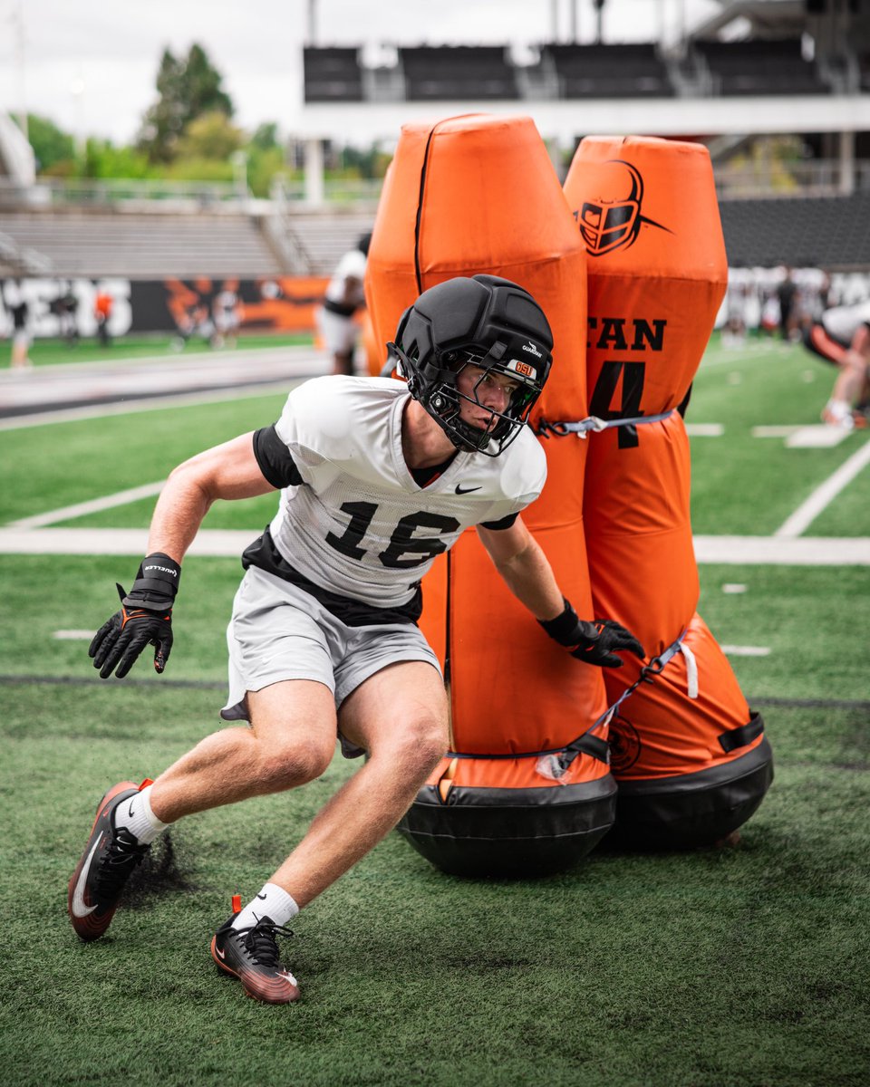 BeaverFootball's tweet photo. HBD @loganknapp86 🎂 https://t.co/hNsUjI2fD1