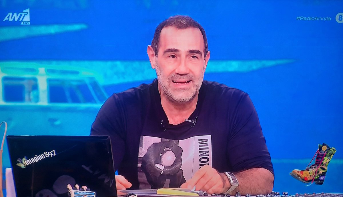 unico11226's tweet photo. Θίχτηκε ο Κανάκης του @radioarvyla επειδή, σε εκδήλωση για τα Τέμπη, ο ιερέας καθόταν δίπλα στον @kyranakis και όχι δίπλα στη μάνα που έχασε το παιδι της. Για εσένα, Αντωνάκη μου, που καθόσουν δίπλα στον καταδικασμένο φίλο σου για revenge porn και χασκογελούσες, πετώντας υπονοούμενα για τα κατορθώματά του, τι πρέπει να πουμε;