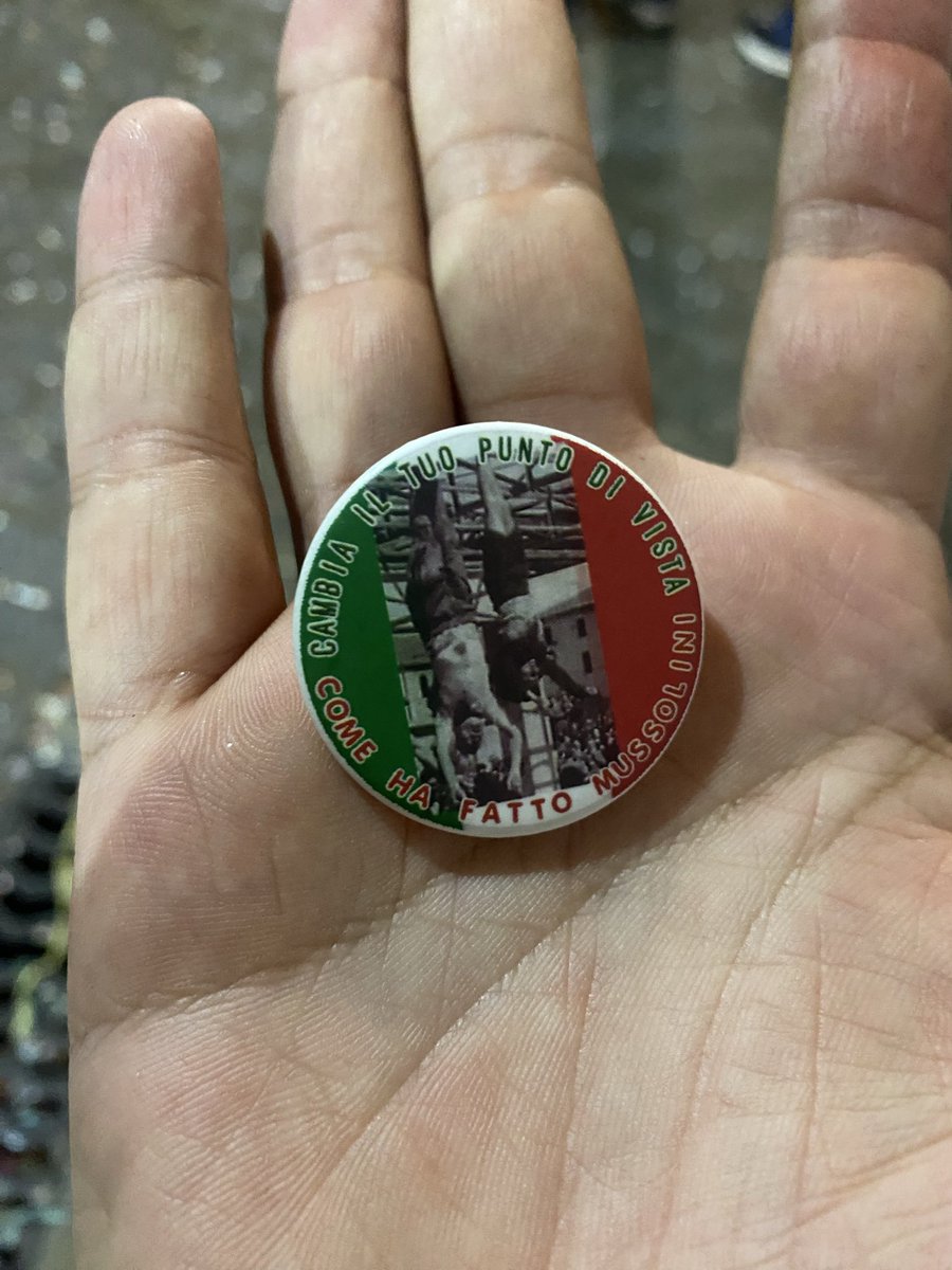 Bajo mi punto de vista, una de las mejores chapas de este carnaval 2026, obra de <a href="/kapufdez/">Kapu 🧑🏻‍🚒🇵🇸</a>.
En otro orden de cosas, si veis por las calles a <a href="/Tamikarnaval/">𝕃𝕒 ℙ𝕖𝕝𝕚𝕣𝕣𝕠𝕤𝕒 💜♀️</a> y <a href="/sagecarbonell/">Sage Cb.</a>, dadles mucho cariñito ❤️. Son unas bellísimas personas y grandes compositores del carnaval. #COAC2026CALLE