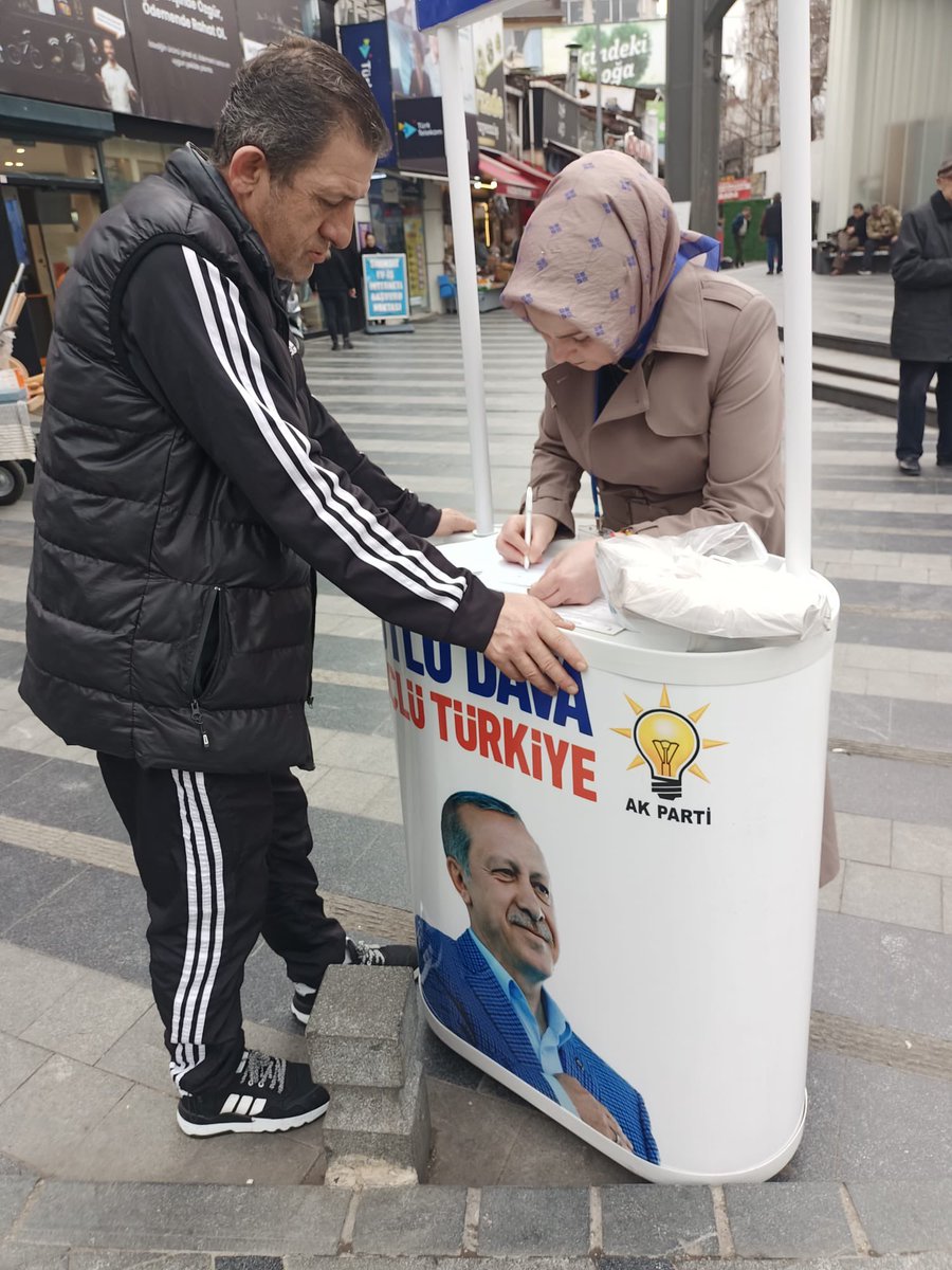 💡 Bu Senin Hikayen 🤝

📍 İlkadım / Mecidiye Caddesi

Mecidiye Caddesi’nde, İlçe Yönetim Kurulu Üyemiz Mehmet Zahit Değirmenci koordinasyonunda kurduğumuz üye standımızda; İlçe Kadın Kolları Başkanımız Sevgi Çakır, Kadın Kolları Yönetim Kurulu Üyelerimiz ve mahalle