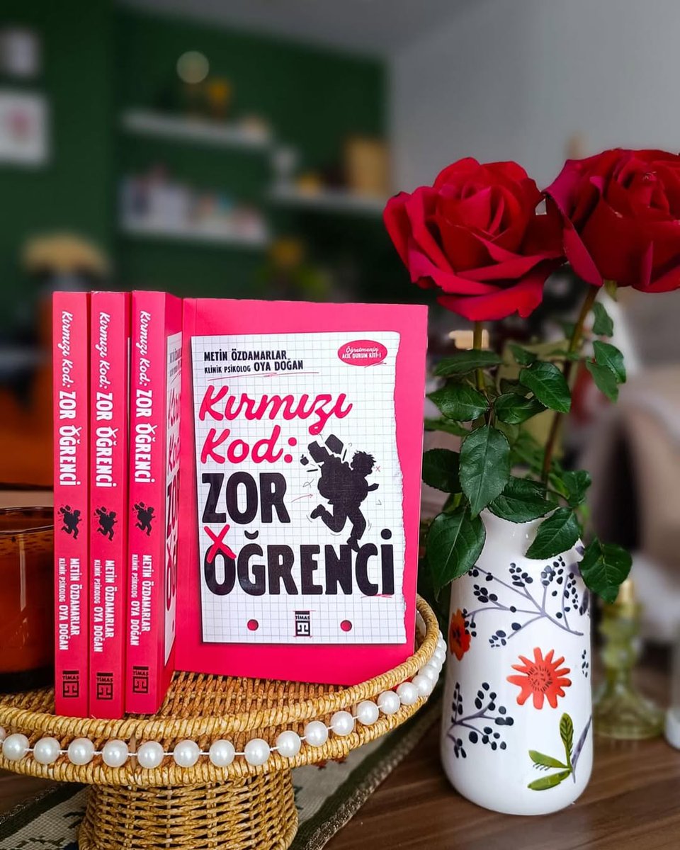 Merhabalar,

Bazı çocuklar sınıfa sessizce girer. Bazıları ise kapıyı sertçe açar; sesiyle, öfkesiyle, sabırsızlığıyla, bazen de suskunluğuyla... Ve çoğu zaman onlara aynı isim verilir: zor öğrenci.

Oysa biz biliyoruz ki “zor” olan çocuk değil; çocuğun taşıdığı yük, anlatamadığı