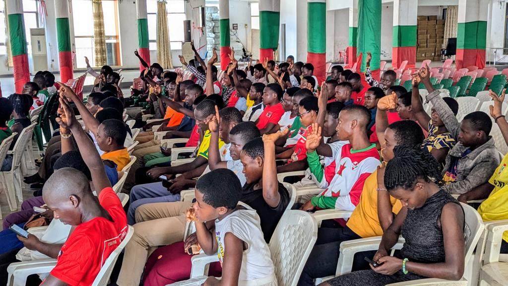 ButanyereraGf's tweet photo. 1/6.Ce Dimanche,15/02/2025 Au siège national du @CnddFdd à #Ngagara, des étudiants universitaires ont pris part à une formation idéologique dédiée aux nouveaux membres et sympathisants.
Un cadre d’apprentissage civique et d’engagement responsable au service de la nation. 🇧🇮 https://t.co/umWPYqu1RL