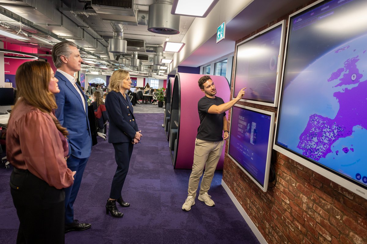 CAgovernor's tweet image. Visited @OctopusEnergy HQ today, where they've announced an investment of nearly $1B in California companies and projects focused on clean tech and climate action. 

Through our partnerships, we're building a clean energy economy, creating jobs, and winning the future.