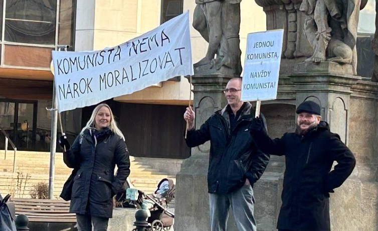 Naši členové a příznivci se v Mostě postavili proti chvilkařům 👍

"Nelze přehlížet to, že si jedna skupina obyvatel povýšeně přivlastňuje veřejný prostor nad skupinou voličů, kteří se rozhodli pro změnu," píše k tomu náš člen Jan Mrázek.

Celý článek:
narodnidemokracie.cz/jan-mrazek-mil…