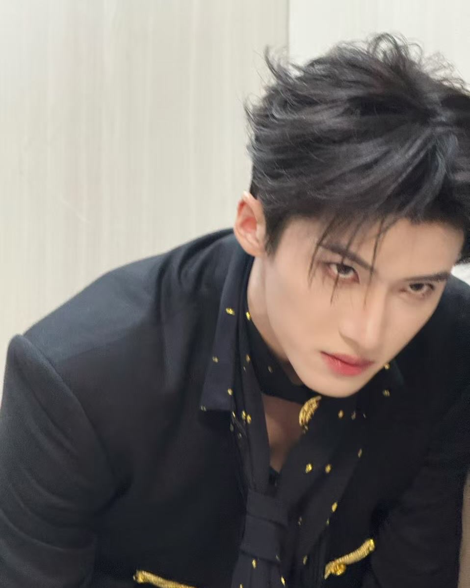Yanan_FR's tweet photo. [INSTAGRAM] 16.02.2026

"🎆🎆🎆"

#Pentagon #펜타곤 #Yanan #闫桉 #옌안 #Universe #ChinesePrince
- An https://t.co/sZyrE7DBWT