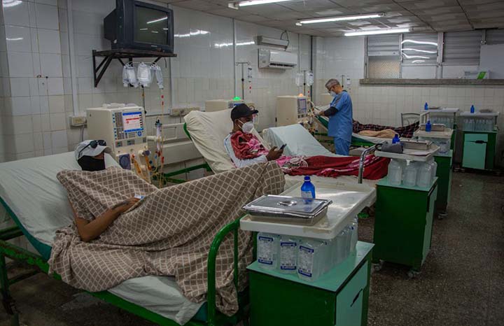 MINSAPCuba's tweet photo. ⚕️A pesar de las carencias, Cuba garantiza un servicio vital a quienes padecen enfermedad renal crónica. 
❤️Proteger la vida de nuestro pueblo sigue siendo la máxima prioridad de la Salud Pública en nuestro país.

#CubaPorLaVida #TumbaElBloqueo 

ℹ️ @ACN_Cuba https://t.co/liwMyaXGTT