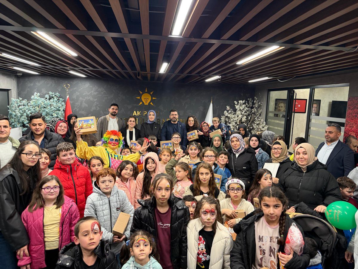 📍Eyüpsultan

Hoş geldin Şehr-i Ramazan…
Bizim şölenimiz, bizim bereketimiz, bizim birlik vaktimiz. 🌙

Mübarek Ramazan ayının kıymetini bereketini çocuklarımıza aktarmak, sevinçle Ramazan’ı karşılamak için Eyüpsultan’daki çocuklarımızlaydık. 

Evlatlarımızın yüzündeki tebessüm,