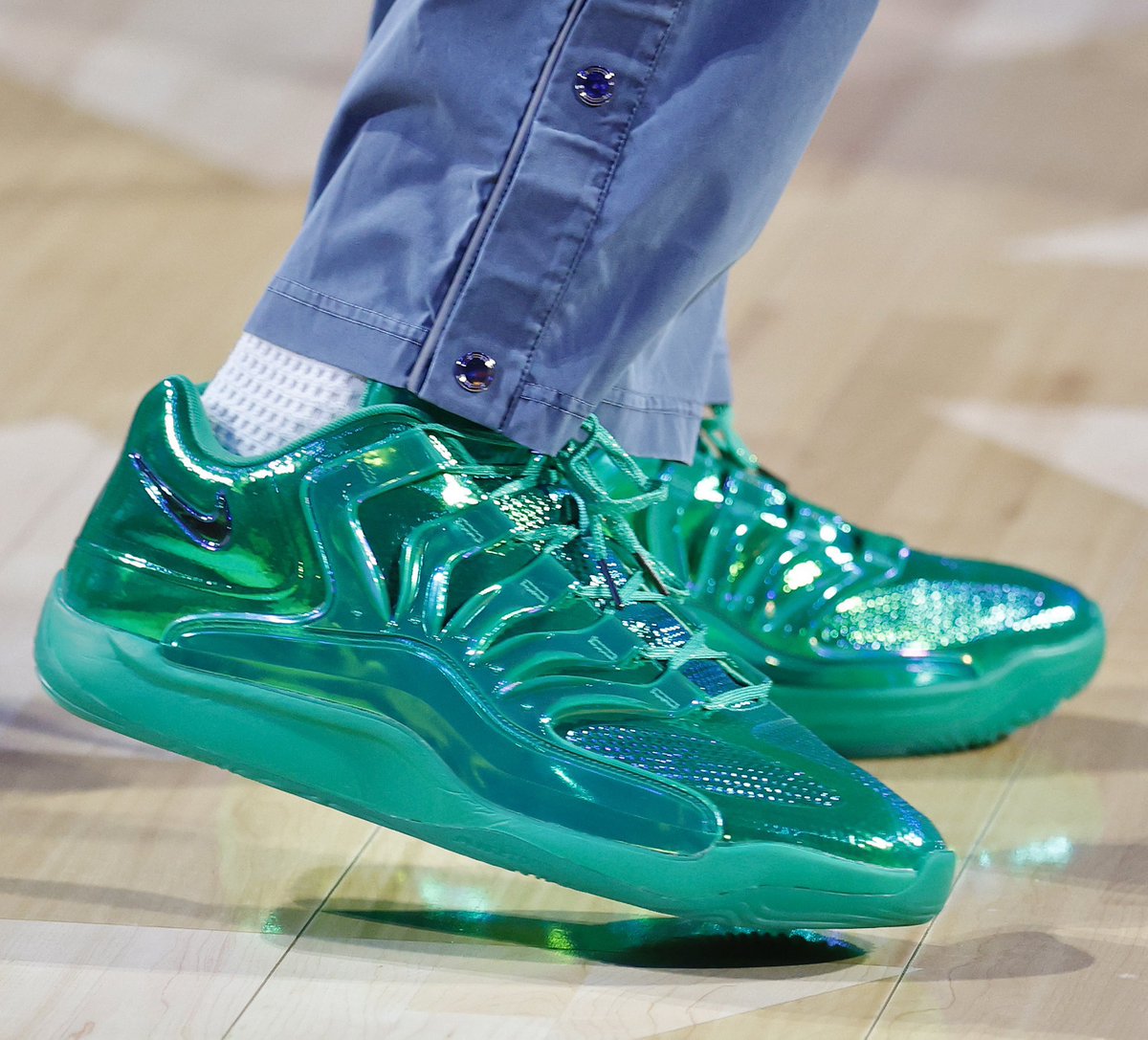 PasionBasketNBA's tweet photo. Como cada año, las estrellas de la NBA utilizan modelos exclusivos de sus líneas de zapatillas en el partido del All Star, y muchos de ellos, utilizan los modelos que sacarán la próxima temporada

Hoy os traigo: 

LAS MEJORES ZAPATILLAS DEL ALL STAR GAME 2026 👟🏆

Dentro hilo 🧵