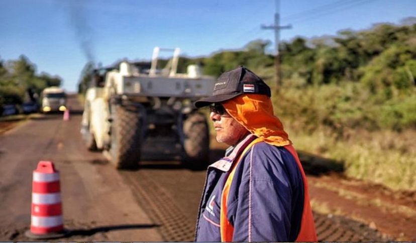 SantiPenap's tweet photo. ¡Las obras no se detienen en Itapúa!
Verificamos en Carmen del Paraná la rehabilitación de la Ruta Graneros del Sur. Son 58 kilómetros de rutas nuevas, construidas por empresas 100% paraguayas, que conectarán mejor a más de 35.000 compatriotas y agilizarán el transporte de nuestra producción agrícola. Estamos redoblando esfuerzos para que en el mes de agosto esta zona esté en perfectas condiciones para volver a recibir al mundo en el Rally Mundial. ¡Con mejores rutas y más desarrollo, seguimos construyendo un Paraguay gigante!