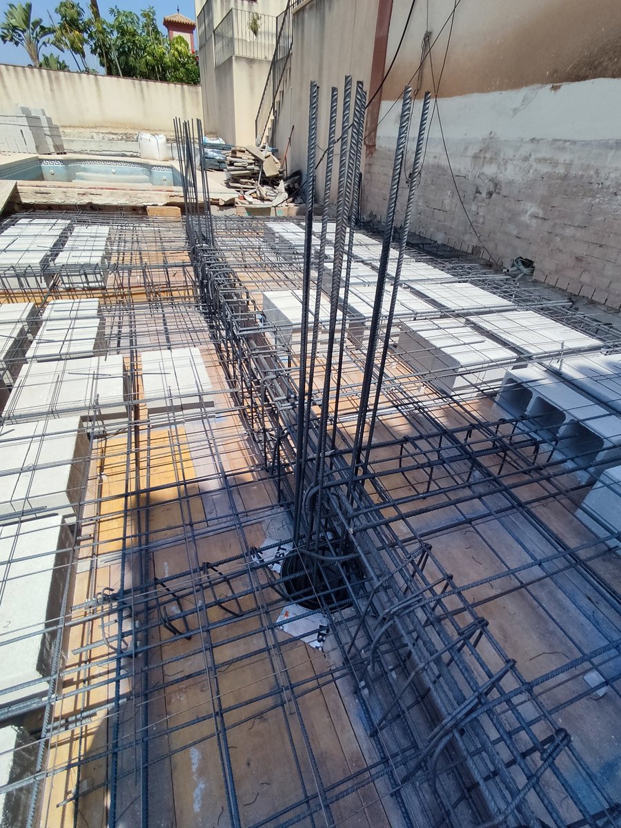 dmnbox's tweet photo. Preparación del forjado que actúa como cubierta del garaje y como patio de la vivienda https://t.co/e4UgjFFEeX