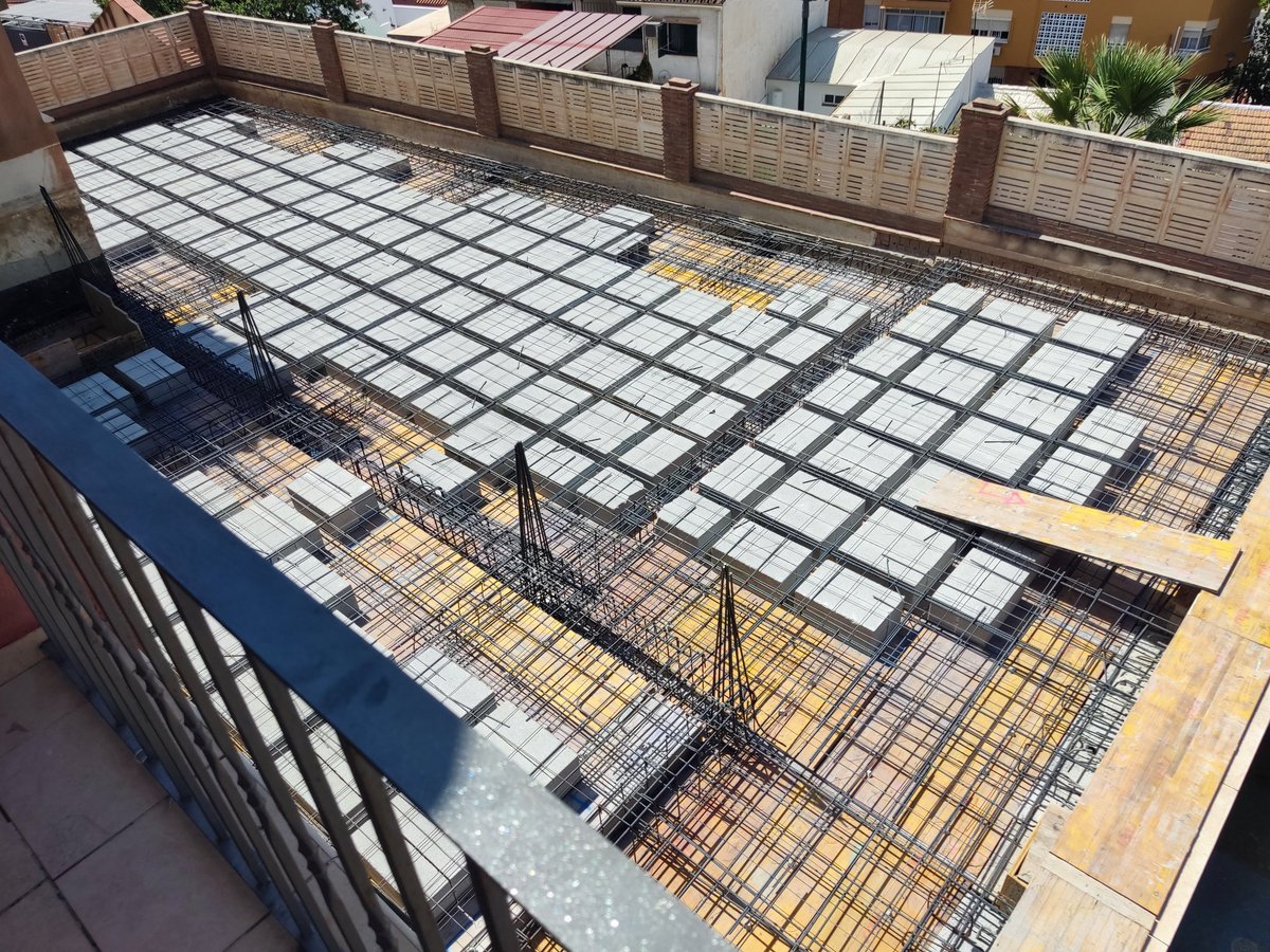dmnbox's tweet photo. Preparación del forjado que actúa como cubierta del garaje y como patio de la vivienda https://t.co/e4UgjFFEeX