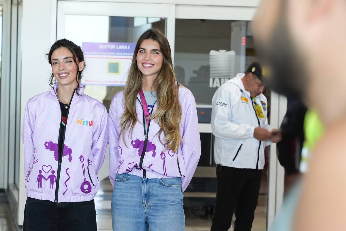 🚨🇻🇪🇺🇲 ÚLTIMA HORA: Camilla Fabri, esposa de Alex Saab, acaba de recibir con amor a 110 connacionales procedentes de EEUU en el vuelo 112 de la Gran Misión Vuelta a la Patria. 

Cada retorno es una alegría y un reencuentro en familia.