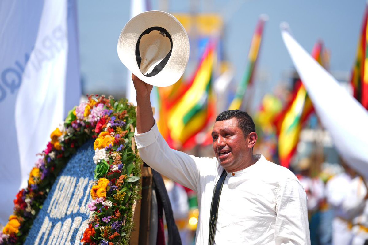 FicoGutierrez's tweet photo. Por primera vez, nuestros silleteros están en el Carnaval de Barranquilla. 

Gracias a la gente de Barranquilla por recibirlos. Colombia se construye desde el orgullo por nuestras tradiciones. 

Nos vemos en la Feria de las Flores del 31 de julio al 9 de agosto de 2026 🇨🇴❤️. https://t.co/1NKdPOXZLv