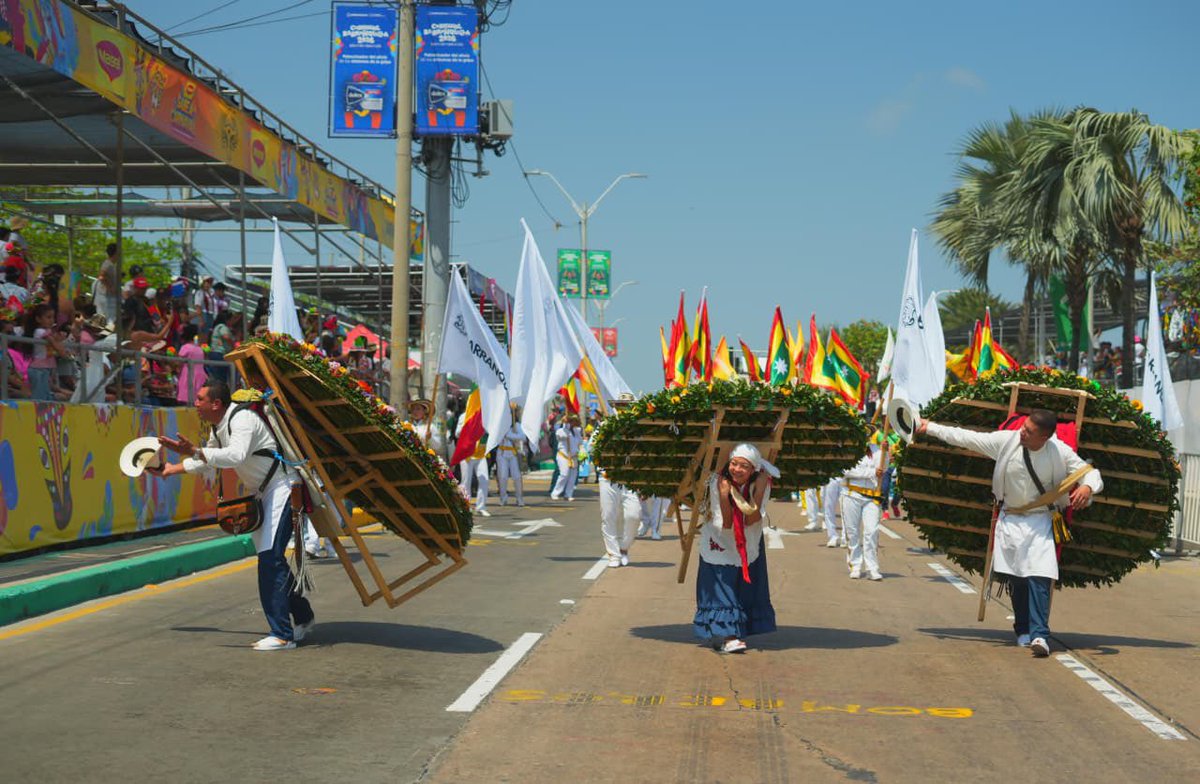 Por primera vez, nuestros silleteros están en el Carnaval de Barranquilla. 

Gracias a la gente de Barranquilla por recibirlos. Colombia se construye desde el orgullo por nuestras tradiciones. 

Nos vemos en la Feria de las Flores del 31 de julio al 9 de agosto de 2026 🇨🇴❤️.