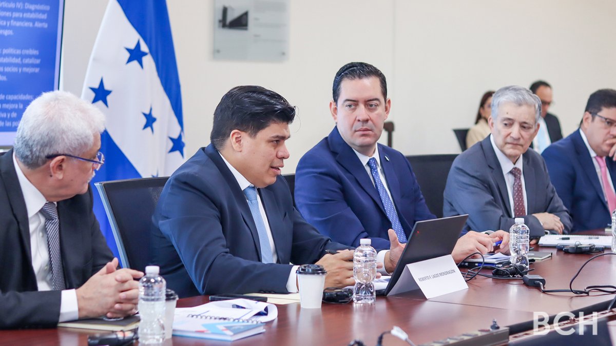 BancoCentral_HN's tweet photo. El presidente del #BCH, Roberto Lagos junto al Gabinete Económico, reciben la misión técnica del @FmiNoticias, que se encuentra en el país del 16 al 20 de febrero de 2026 para conocer las prioridades de la nueva administración que estarán enfocadas en crecimiento económico. https://t.co/Uptt1rrcwI