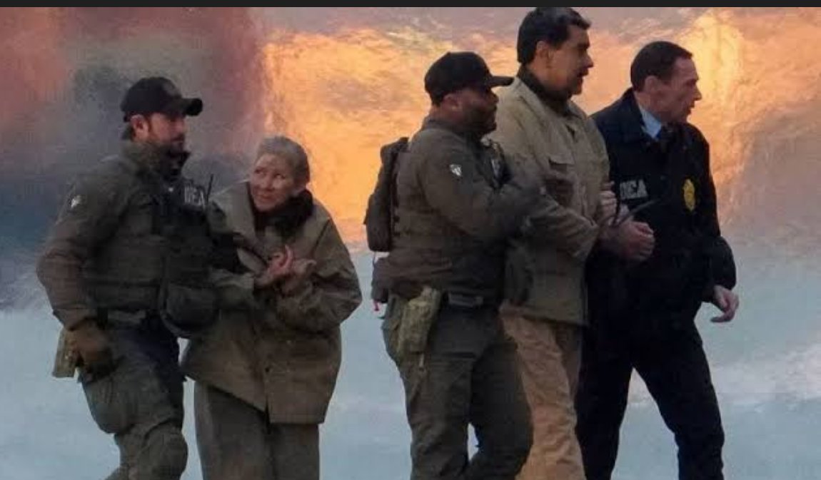 Nada que ver #FreeMaduroAndCilia esos están en una habitación de lujo cada uno por qué si fuese por los venezolanos estuviesen 3 metros bajo tierra