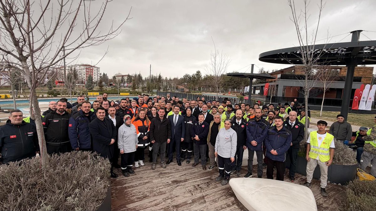 EmlakYonetim's tweet photo. 🌿 Eskişehir Recep Tayyip Erdoğan Millet Bahçesi'nde Yeni Dönem Başladı

Cumhurbaşkanı Başdanışmanı Bakan Yardımcımız Sayın Hasan Suver,  Büyük Birlik Partisi Genel Başkanı Sayın Mustafa Destici, Eski Enerji ve Tabii Kaynaklar Bakanı Sayın Fatih Dönmez, Eski Aile ve Sosyal Politikalar Bakanı Sayın Ayşen Gürcan, TOKİ Başkanımız Sayın M. Levent Sungur, Genel Müdürümüz Sayın Mehmet Akif Küçükdağ, il protokolü, kurum temsilcileri ve hemşehrilerimizin katılımlarıyla Eskişehir Recep Tayyip Erdoğan Millet Bahçesi’nin yönetim sürecinde yeni bir dönem başladı.

Geniş yeşil alanları, zengin peyzaj düzenlemesi, sosyal donatıları ve spor alanlarıyla tasarlanan; 459 araç kapasiteli kapalı otoparkıyla erişilebilirliği destekleyen millet bahçesi, Eskişehir’e sürdürülebilir ve nitelikli bir yaşam alanı kazandırdı. 🌳

Eskişehir'imize değer katan bu önemli yatırımın hayırlı olmasını diliyoruz. 🤝

#EskişehirRecepTayyipErdoğanMilletBahçesi #YeşilAlan #SürdürülebilirŞehirler #EmlakYönetim