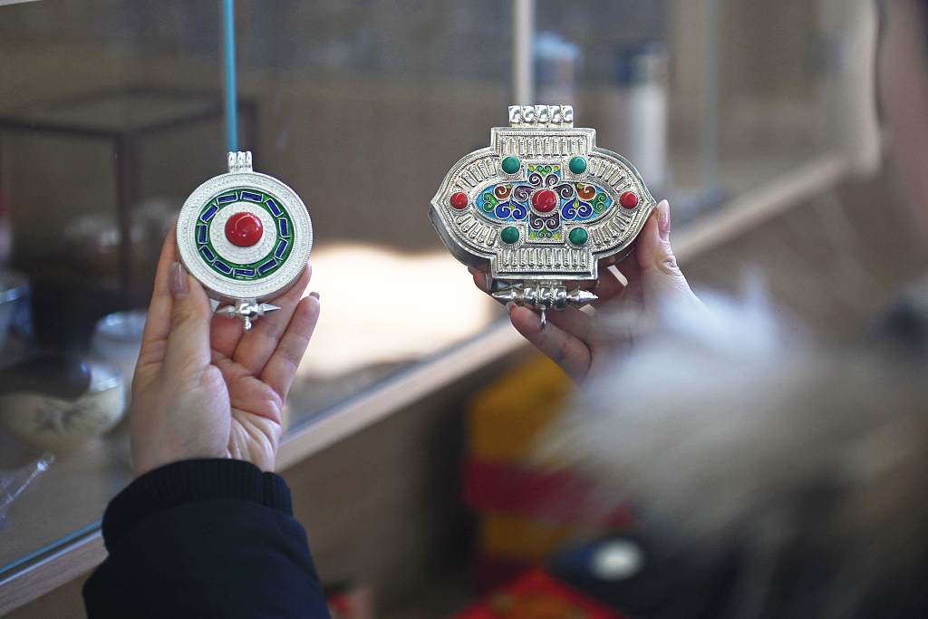CRIGerman1's tweet photo. In Subei (Gansu) verbindet eine neue Pferdejahr-Silberschmuckkollektion mongolische Handwerkskunst mit moderner Gestaltung – verwurzelt in Tradition, geprägt von saisonaler Symbolik. (Foto / VCG)
https://t.co/xtMfZUQVa4 #chunjie #manian https://t.co/eSoyJXpIc8
