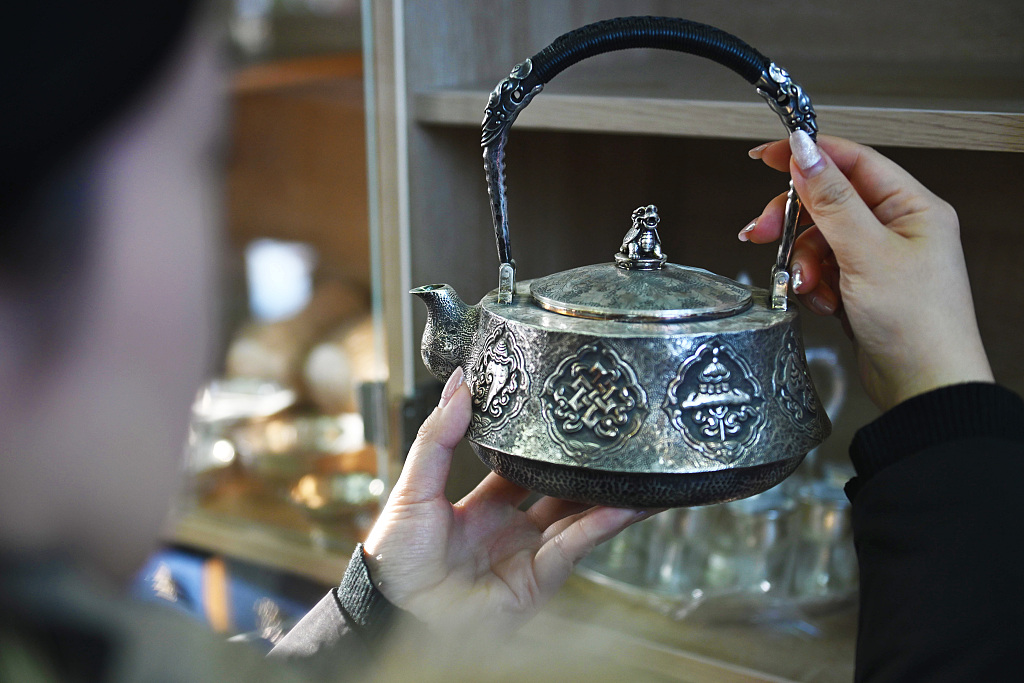 CRIGerman1's tweet photo. In Subei (Gansu) verbindet eine neue Pferdejahr-Silberschmuckkollektion mongolische Handwerkskunst mit moderner Gestaltung – verwurzelt in Tradition, geprägt von saisonaler Symbolik. (Foto / VCG)
https://t.co/xtMfZUQVa4 #chunjie #manian https://t.co/eSoyJXpIc8