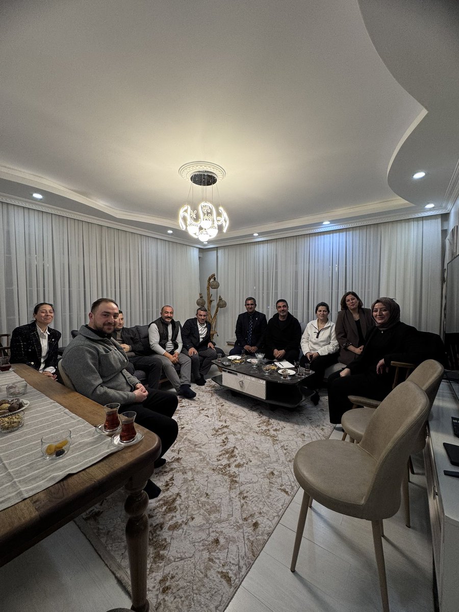 Gaziosmanpaşa İlçe Teşkilatı olarak İlçe Başkanımız Sayın <a href="/devran_kenc/">DEVRAN KENÇ</a> ‘e geçmiş olsun ziyaretinde bulunduk. Ziyaretimizde divan toplantımızı gerçekleştirerek Ramazan ayı programlarımızı değerlendirdik.

#Gaziosmanpaşa #DEVA #Teşkilat #Ramazan #Birlik #Dayanışma