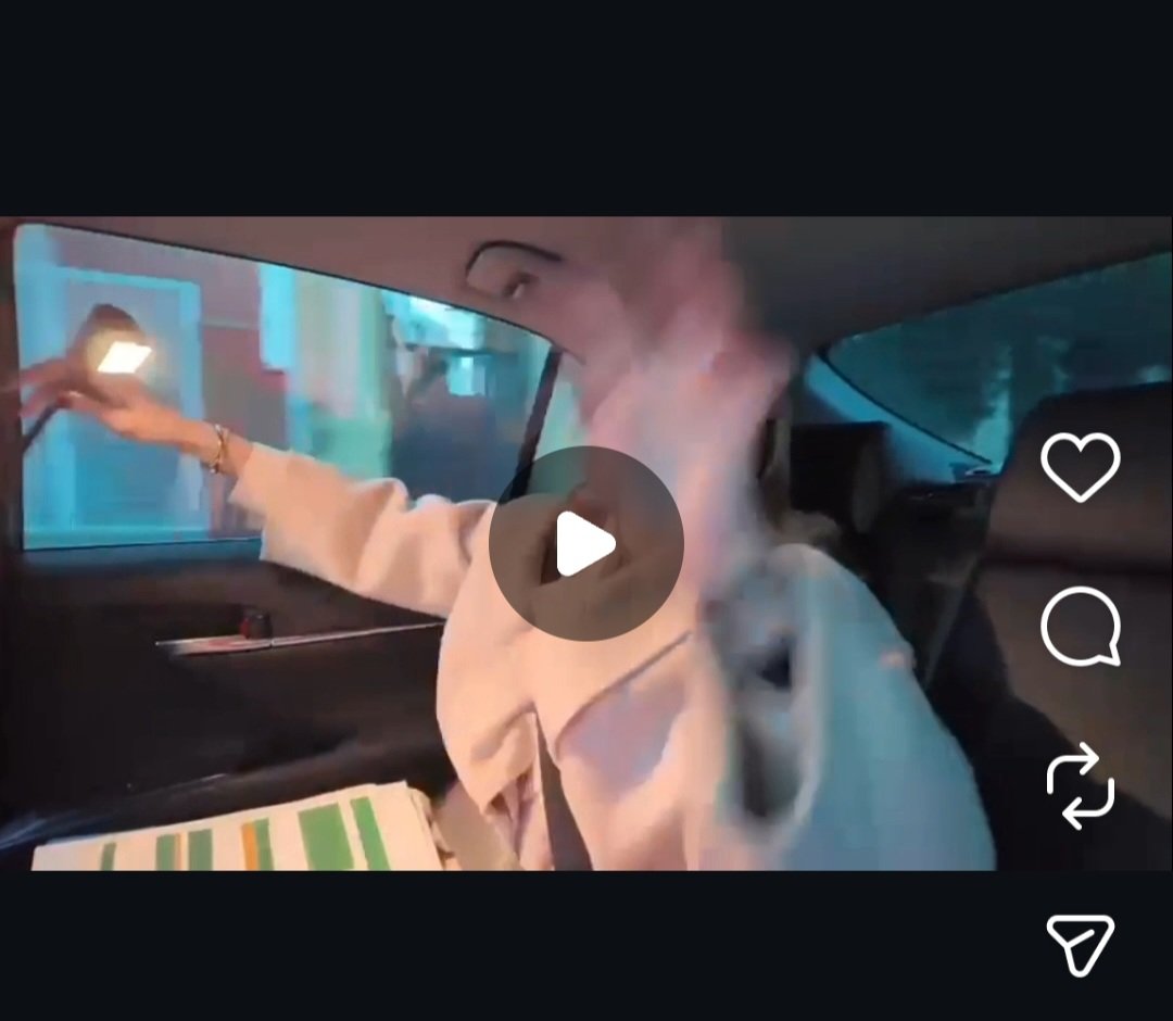 AldoContent's tweet photo. @SocialistasZGZ Pues si sale en alguna parte sin el cinturón es porque o se acababa de montar o se lo iba a poner como cualquier persona se acaba de subir en un coche... porque en todas estas captura lo tiene puesto. Pero obviamente los solialistas en lugar trabajar saben es joder. https://t.co/Vxm21reFXV