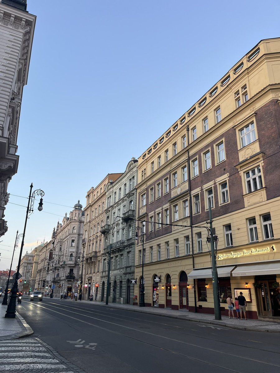 meneervanbinje's tweet photo. Ketika foto ngasal tapi lo di Praha https://t.co/fOygFrPXr0