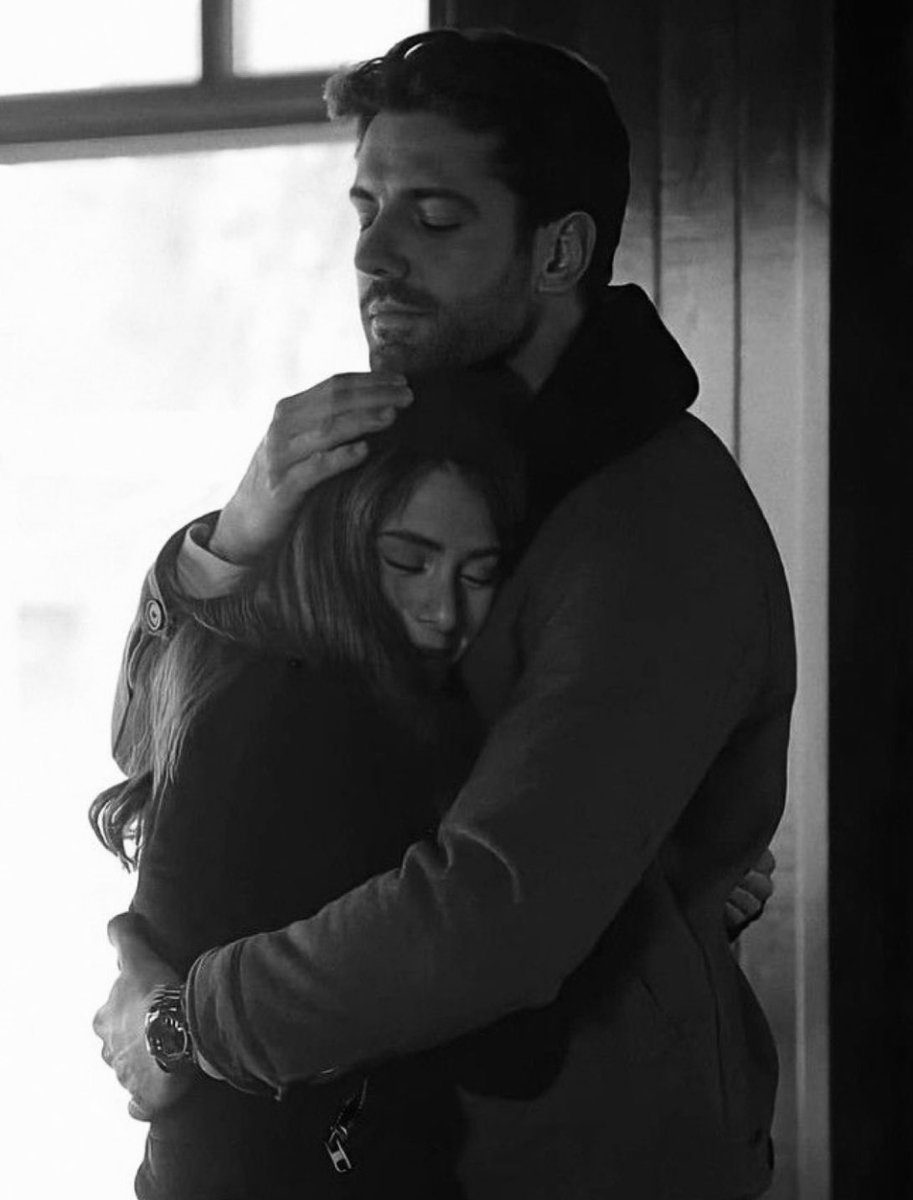 -Abrázame fuerte - ella se aferra a mi, hundiendo su cabeza en mi abrigo.
No, ¡más  fuerte!, que pueda sentir el redoble de tus latidos.
-Pero ¿ por qué quieres que te abrace con tanto brío?
Para que cuando vaya a despertar pueda llevarte conmigo.