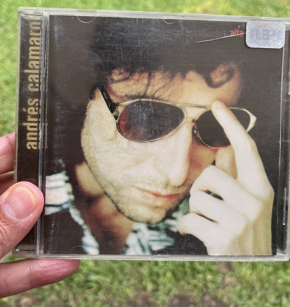 Yo te prometí hacer deporte pero era una mentira, para robarte un tal vez,
El fuera de juego era evidente
y mi frente me escribí tu nombre,
por primera vez, 
(y todo lo demás también)