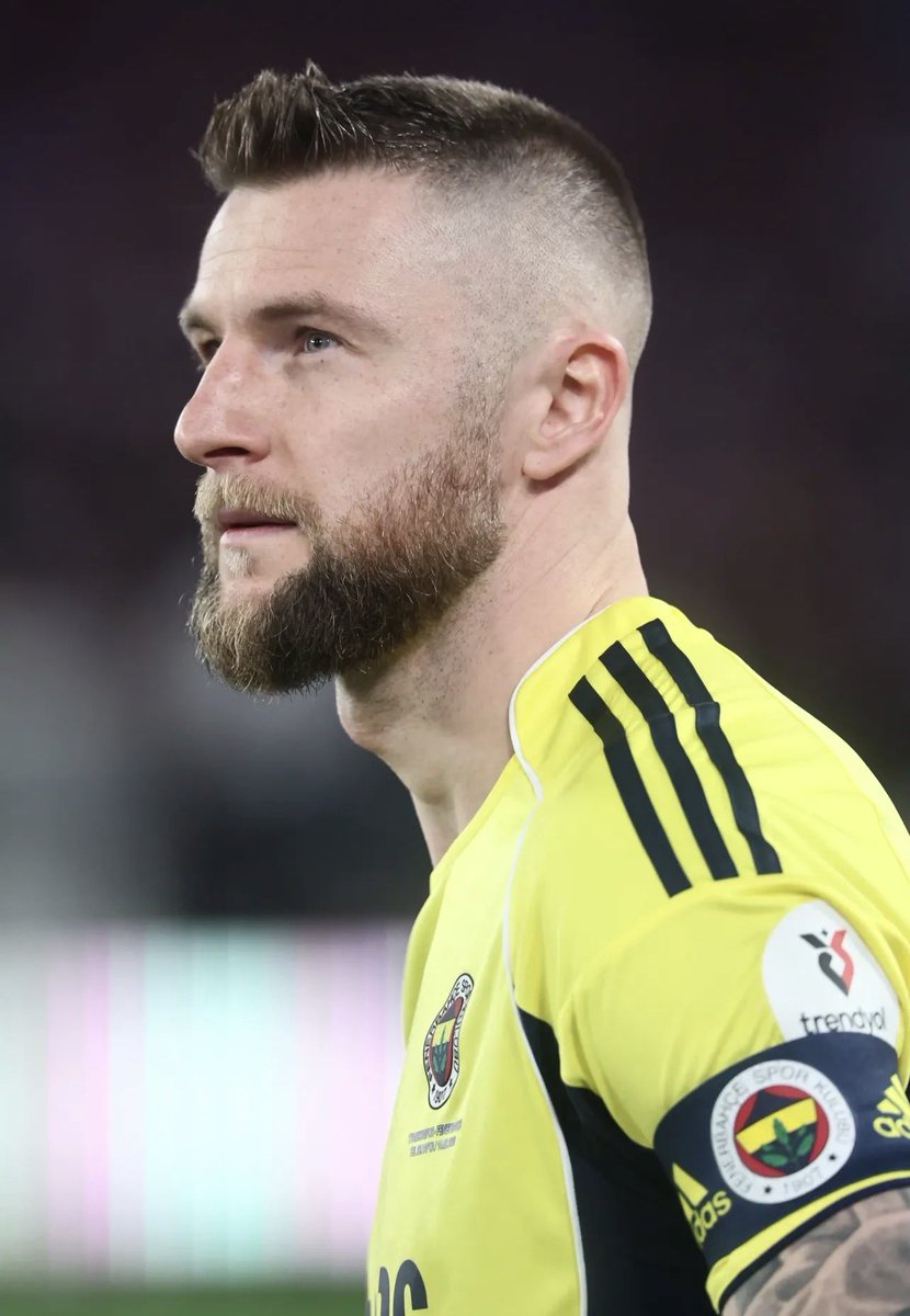 ulaanzz's tweet photo. saçı gözü duruşu her şeyiyle fenerbahçeye benziyor https://t.co/lzBpJt2oWc