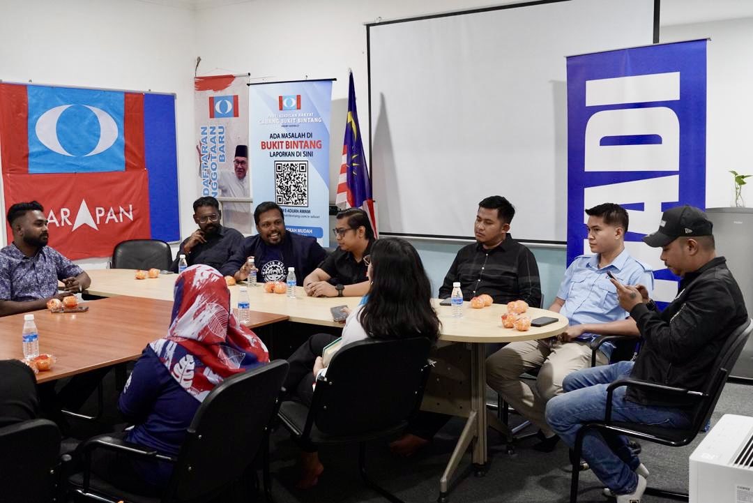 AMK Bukit Bintang telah menerima kunjungan rasmi daripada Majlis Belia Kawasan Bukit Bintang baru-baru ini, saya ucapkan terima kasih atas kesudian rakan-rakan.

Saya yakin dengan kerjasama semua pihak, agenda untuk memperkasakan belia dapat ditingkatkan dari masa ke semasa.