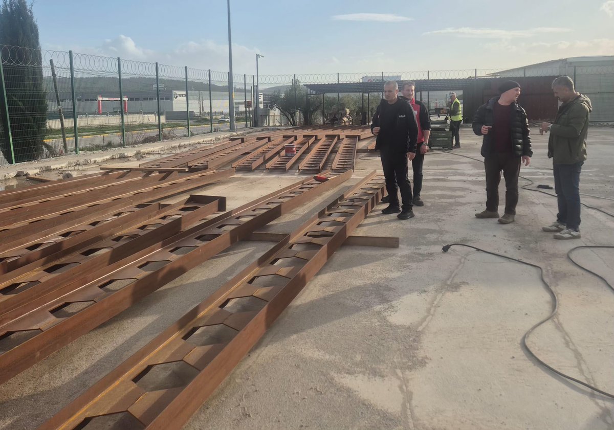 Afad_Manisa's tweet photo. Deponun kapasitesini arttırmak amacıyla yapımı devam eden ek depo inşaatı ve mevcut depoda süren çalışmaları yerinde gözlemleyerek çalışmalar hakkında bilgi aldı. https://t.co/85jzJXgger