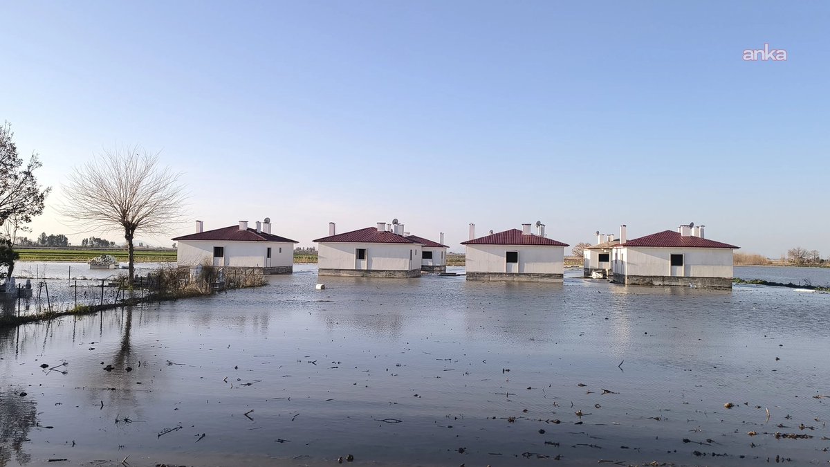 Soldaki AKP'nin göl yatağına yaptığı Antalya Konya yolu, sağdaki de Osmaniye'de depremden 3 yıl sonra yaptığı deprem konutları!

AKP, liyakatsizliğin, işbilmezliğin, beceriksizliğin, cehaletin ve kötülüğün örgütlenmiş halidir!..