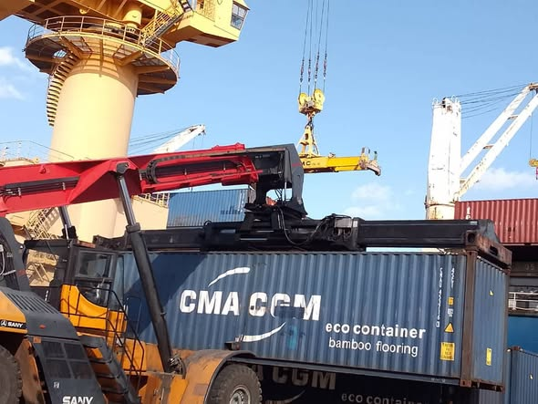 Los portuarios a la altura del momento.
#CubaEstaFirme #UnidosXCuba #NoAlBloqueo
#DePieYCombatiendo #TransporteCuba <a href="/MitransCuba/">Ministerio del Transporte de Cuba</a>