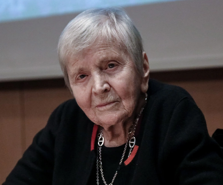 Μια μεγάλη Ελληνίδα, γέφυρα ανάμεσα στην Ελλάδα και τον κόσμο, που έκανε την πατρίδα μας υπερήφανη.........σήμερα μας άφησε η Ελένη Γλύκατζη-Αρβελέρ.

Με το έργο, τη σκέψη και τη στάση ζωής της άφησε αποτύπωμα που δεν σβήνει.

Αιωνία της η μνήμη. 🇬🇷