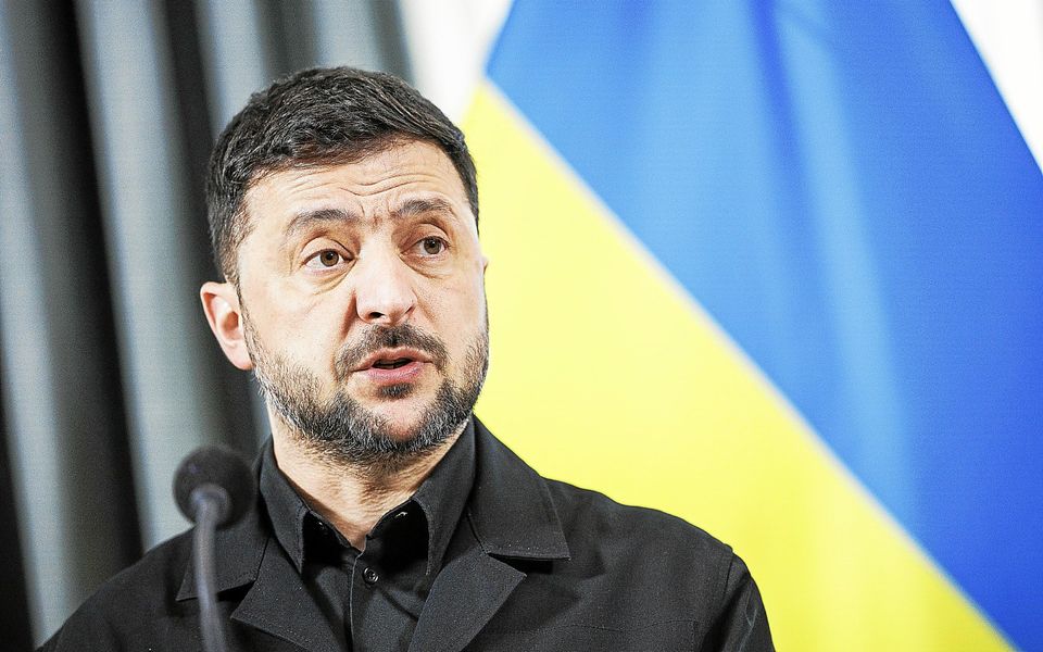 Zelensky staat in de Epstein files als MENSENHANDELAAR! 
Hier stonden alle kamerleden behalve die van FVD voor te applaudisseren! 
Zelensky hoort in de GEVANGENIS! 

Doe een ❤️ &amp; RT als je het eens bent!