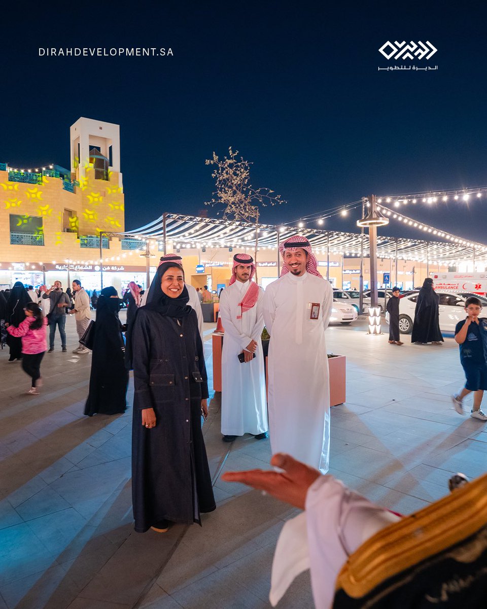 استقبلت #الديرة_للتطوير سعادة الرئيس التنفيذي لـ المعهد الملكي للفنون التقليدية (وِرث) الدكتورة سوزان اليحيى، في زيارة تعكس الاهتمام المشترك بالحِرف التقليدية وتعزيز حضورها في تجربة الوجهة.
وشملت الزيارة الاطلاع على عدد من الورش المقدمة ضمن موسم #شتاء_الديرة، والمقامة برعاية