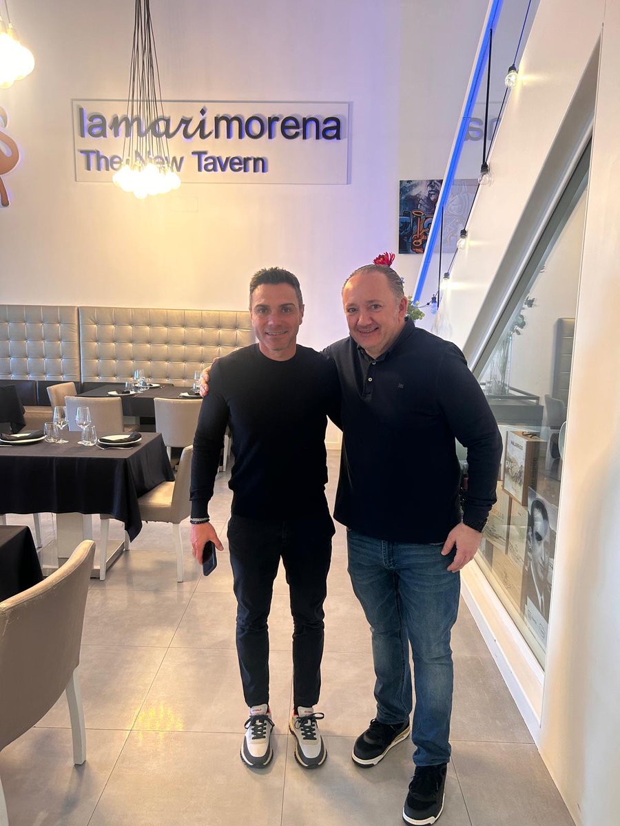 Hoy en La Mari Morena hemos jugado en casa ⚽🍴 Nos ha visitado el entrenador del Real Murcia Adrián Colungna y lo hemos recibido como se merece: buena mesa, mejor ambiente y sabor a victoria.
Queda claro que el fútbol y la comida tienen algo en común: se disfrutan más en equipo