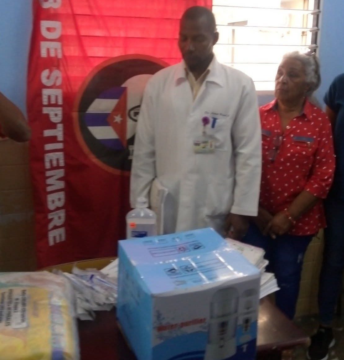 Filtros de agua, pañales desechables, medicamentos y otros insumos donados por compatriotas para provincias afectadas por "Melissa", fueron entregados por los #CDRCuba al Hospital Pediátrico "Pedro Agustín Pérez", de Guantánamo. 
#Cuba #CubaVencerá