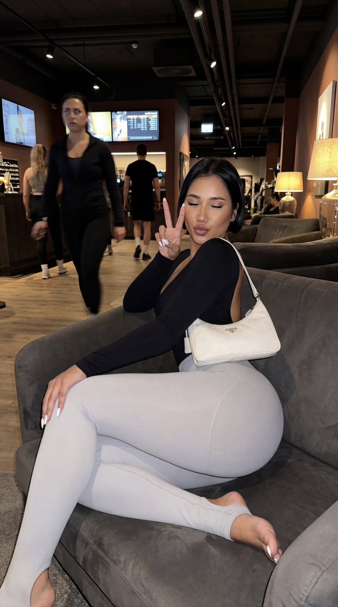 yournewgfbgo's tweet image. Off-duty muse energy in a Windham coffee run glow ☕️ soft neutrals, calm corners, and effortless looks that still feel intentional ✨ mirror moments, lounge vibes, and a quiet main character energy all day 🤍 cozy but polished, simple but styled #Lifestyle #Athleisure #Aesthetic