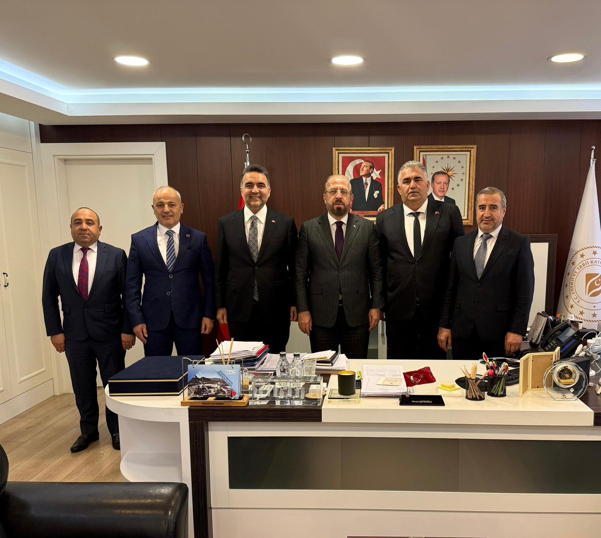 aksariyer's tweet photo. İlçe Başkanımız Halil İbrahim Kurşun ve teşkilatımızla birlikte, Enerji ve Tabii Kaynaklar Bakan Yardımcımız Nevzat Şatıroğlu’nu ziyaret ettik.

Bahçeköy Orman Yolu’nun ışıklandırılması başta olmak üzere Sarıyer’imizin birçok bölgesi ile ilgili istişarelerde bulunduk.

Nazik kabulleri ve kıymetli değerlendirmeleri için kendilerine teşekkür ediyor, çalışmalarında başarılar diliyoruz.

@Hibrahimkursun 
@satiroglu2018