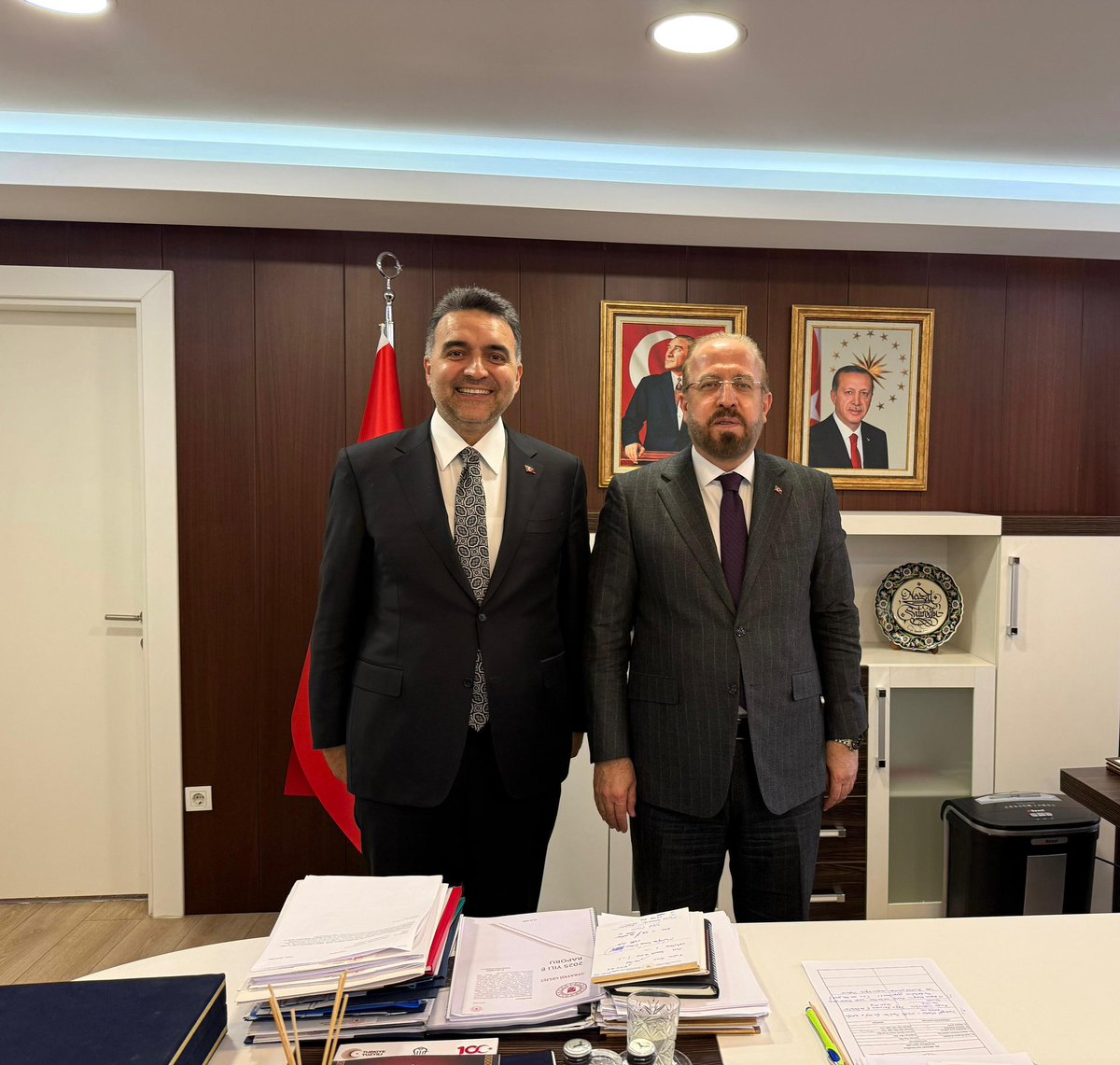 aksariyer's tweet photo. İlçe Başkanımız Halil İbrahim Kurşun ve teşkilatımızla birlikte, Enerji ve Tabii Kaynaklar Bakan Yardımcımız Nevzat Şatıroğlu’nu ziyaret ettik.

Bahçeköy Orman Yolu’nun ışıklandırılması başta olmak üzere Sarıyer’imizin birçok bölgesi ile ilgili istişarelerde bulunduk.

Nazik kabulleri ve kıymetli değerlendirmeleri için kendilerine teşekkür ediyor, çalışmalarında başarılar diliyoruz.

@Hibrahimkursun 
@satiroglu2018