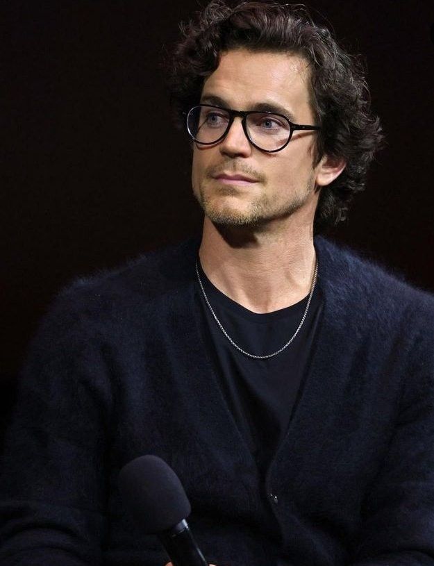 I'm swooning so badly right now...🫠 Matt wearing glasses sets my heart racing badly ❤️😍.
#MattBomer