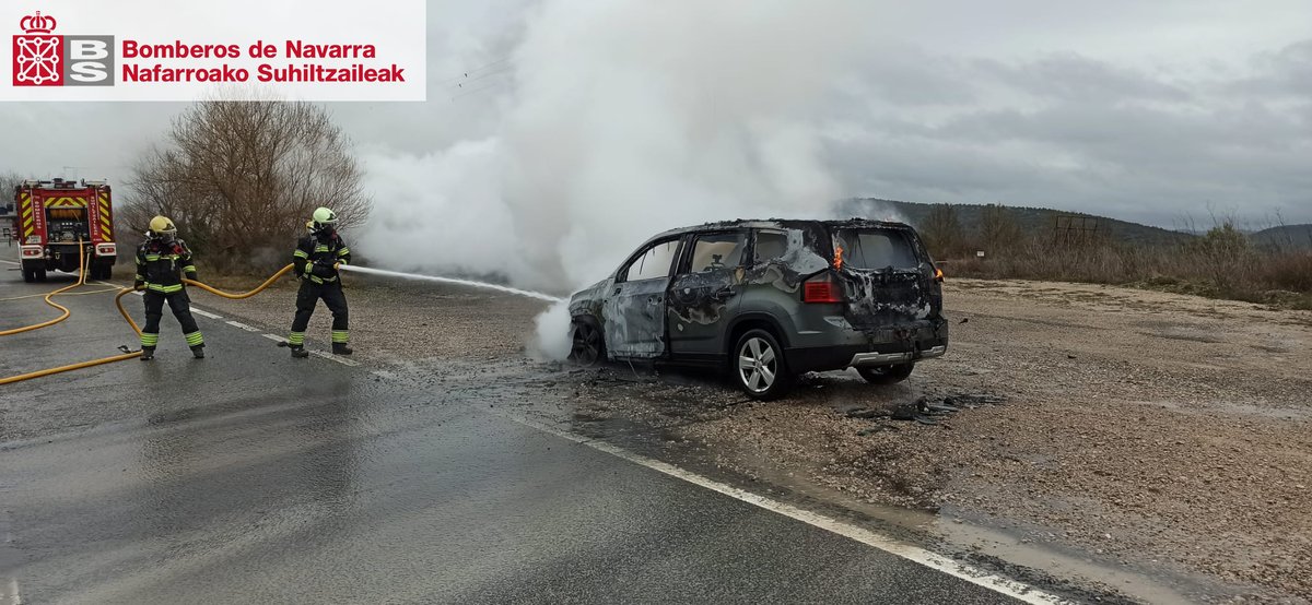 bomberos_na's tweet photo. Intervenimos la tarde del #lunes para sofocar un incendio de vehículo en la NA-2420 (#Yesa)
El fuego comienza en el motor. El conductor sale del vehículo sin problema
#ParqueSangüesa
@policiaforal_na https://t.co/ftjK0MrjZy